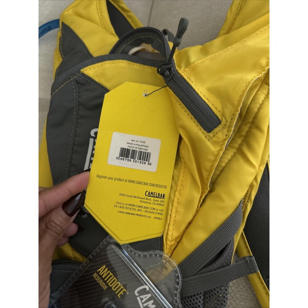 Camelbak Classic 2L / 70 Oz Hydration Pack Backpack Yellow & Grey with Bladder - Picture 3 of 4